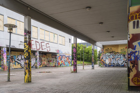 Laajasalon Yliskylän vanha, vuonna 1973 käyttöönotettu ostoskeskus odottaa tyhjentyneenä purkamistaan seinät ja levyillä peitetyt liiketilojen ikkunat graffitien ja tagien peitossa