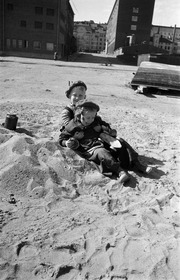 Lapset leikkimässä hiekkakasalla Sörnäisten rantatiellä