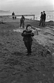 Lapsi lapioi hiekkaa Sörnäisten rannassa