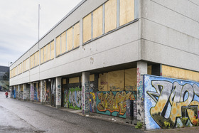 Laajasalon Yliskylän vanha, vuonna 1973 käyttöönotettu ostoskeskus odottaa tyhjentyneenä purkamistaan seinät ja levyillä peitetyt liiketilojen ikkunat graffitien ja tagien peitossa