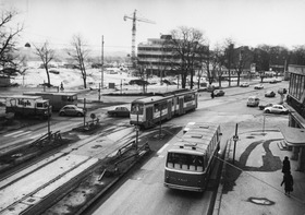 Liikennettä Mannerheimintien ja Helsinginkadun risteyksessä liikenteen uudelleenjärjestelyn jälkeen