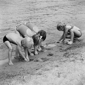 Lapsia Pihlajasaaren hiekkarannalla